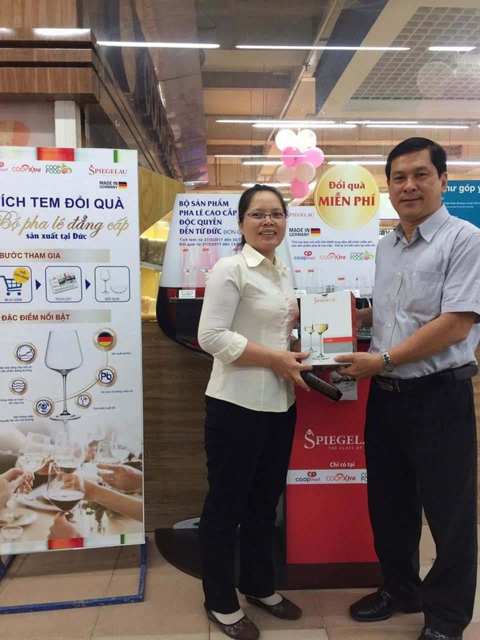Quà sang miễn phí của siêu thị Co.opmart hút khách - 2 Ông Nguyễn Hữu Đại - Giám đốc Co.opmart Nguyễn Kiệm trao tặng bô ly vang đỏ cao cấp cho khách