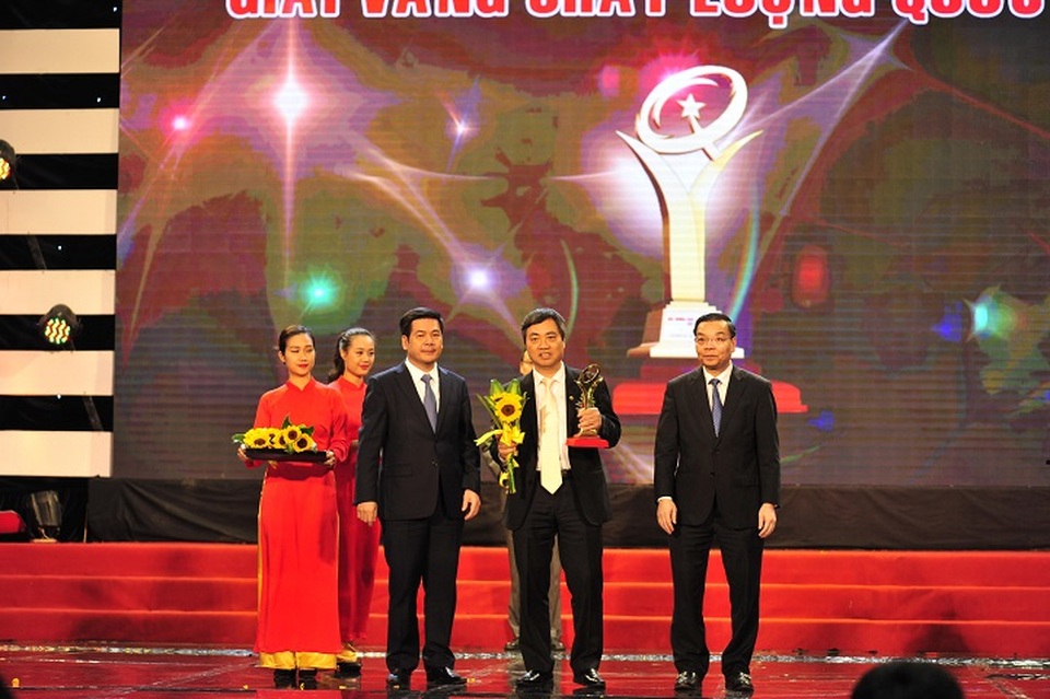 DOJI - Doanh nghiệp vàng đạt giải Vàng chất lượng Quốc gia - 1 Ông Dương Anh Tuấn – Đại diện Tập đoàn VBĐQ DOJI lên nhận giải Vàng chất lượng Quốc gia năm 2016