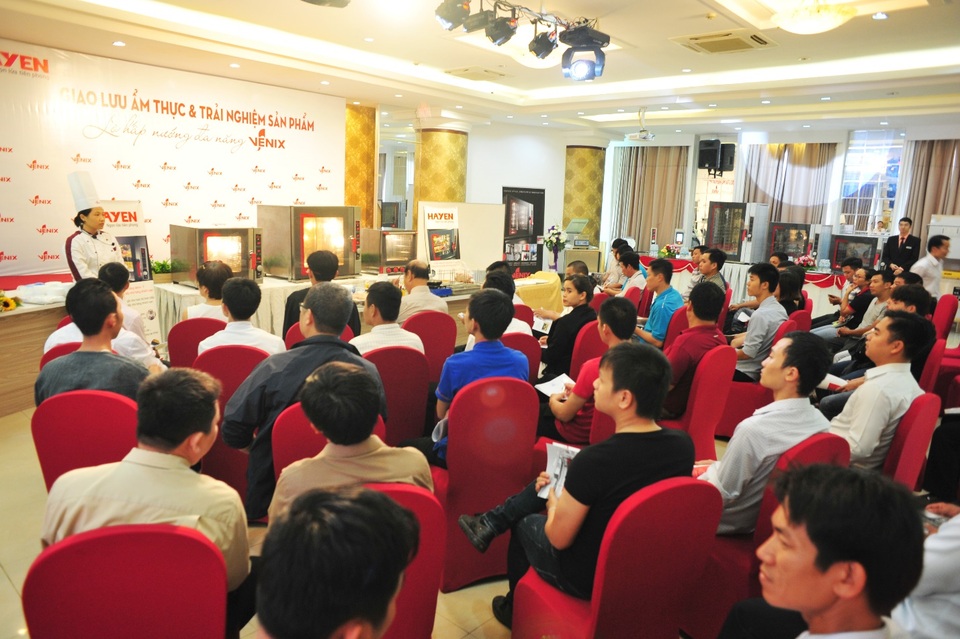 Sôi động, hấp dẫn tại sự kiện giao lưu ẩm thực và trải nghiệm lò hấp nướng đa năng Venix - 1 Khách mời tham dự chương trình trải nghiệm lò hấp nướng đa năng Venix