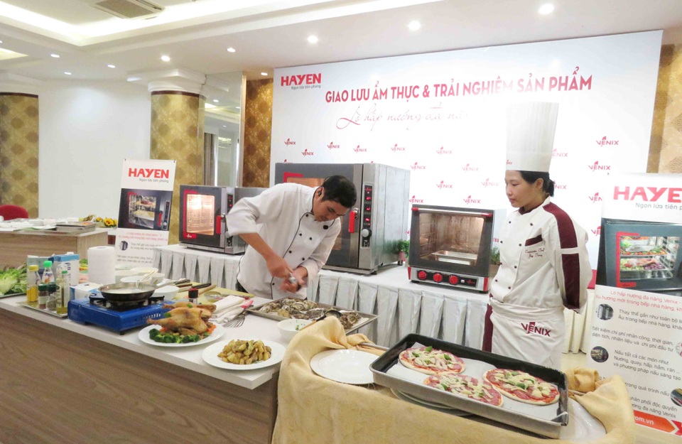 Sôi động, hấp dẫn tại sự kiện giao lưu ẩm thực và trải nghiệm lò hấp nướng đa năng Venix - 2 Thầy Nguyễn Văn Hoàng – Trưởng bộ môn Nhà hàng và chế biến món ăn tại trường CĐ nghề Nha Trang lên giao lưu trải nghiệm sản phẩm lò hấp nướng đa năng Venix