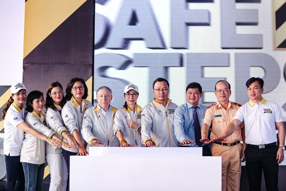 Dương Tử Quỳnh cùng Jean Todt thăm Richard Mille Hà Nội - 1 Dương Tử Quỳnh cùng Jean Todt thăm Richard Mille Hà Nội - 1