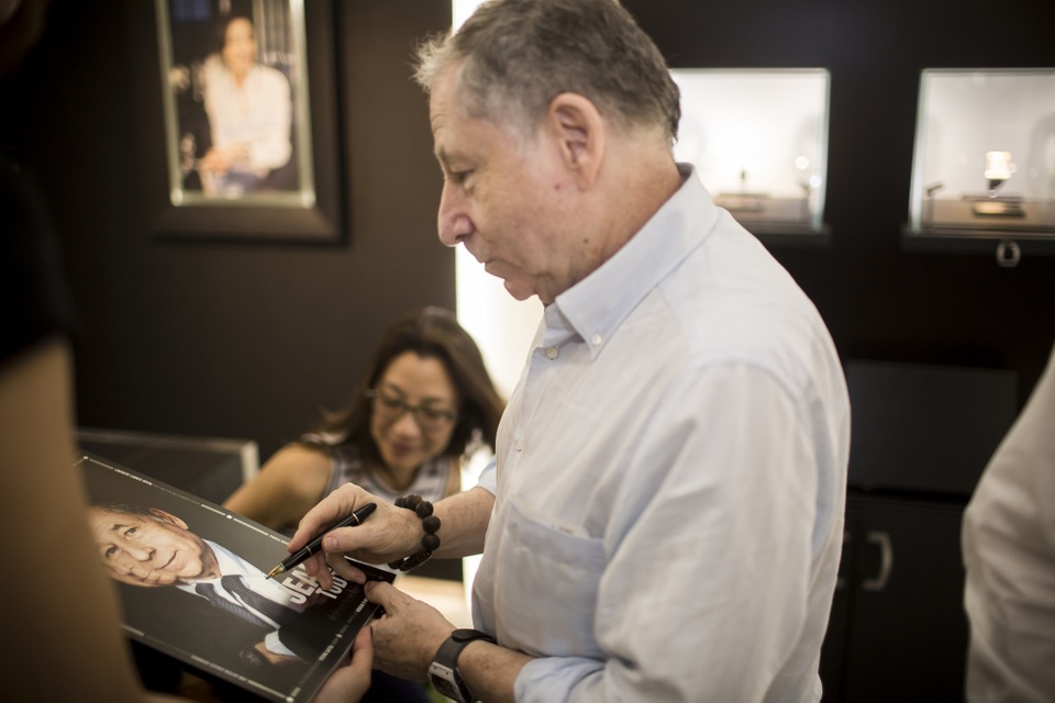 Dương Tử Quỳnh cùng Jean Todt thăm Richard Mille Hà Nội - 7 Ngài Jean Todt cũng kí tặng lên cuốn tạp chí Richard Mille ra mắt đầu năm 2017. Ngài Jean Todt là một trong những người bạn đã giúp đỡ và có sức ảnh hưởng rất lớn lên Richard Mille ngay từ những ngày đầu của thương hiệu xa xỉ này.