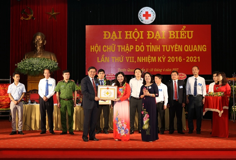 Dược phẩm Tâm Bình - Hành trình trao gửi yêu thương - 1 TGĐ – Dược sĩ Lê Thị Bình nhận bằng khen ghi nhận “Tấm lòng vàng nhân đạo” từ Hội Chữ thập đỏ tỉnh Tuyên Quang.