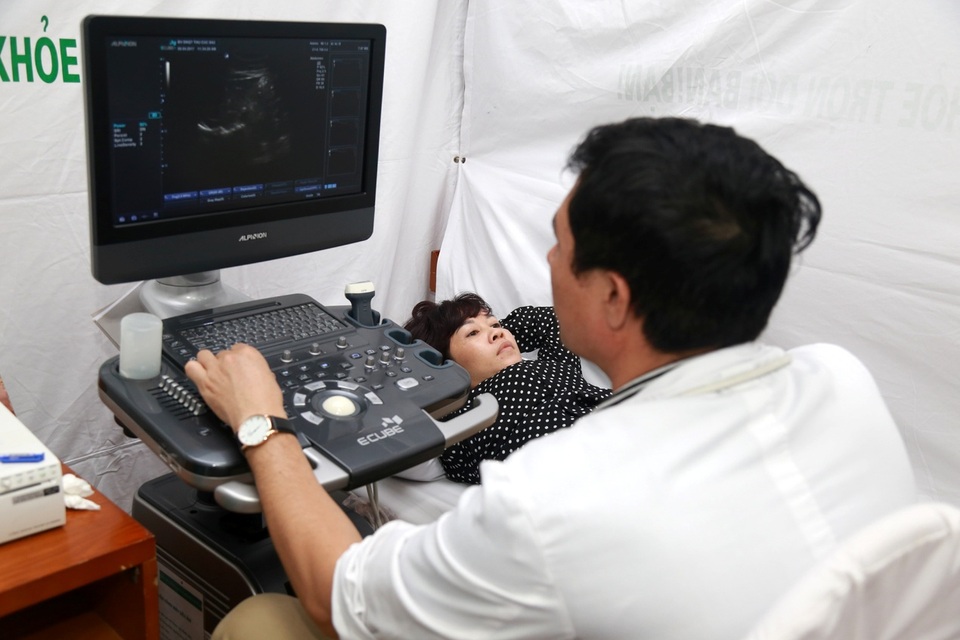 Chiến dịch nâng cao nhận thức về tầm soát ung thư cùng Bệnh Viện Thu Cúc - 1 Nữ được siêu âm vú và xét nghiệm máu CA 153 để phát hiện sớm những bất thường tại tuyến vú cũng như ung thư vú.