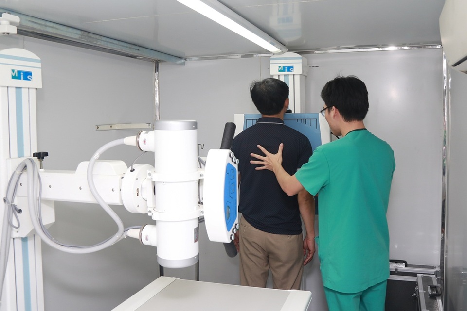 Chiến dịch nâng cao nhận thức về tầm soát ung thư cùng Bệnh Viện Thu Cúc - 2 Nam giới được chụp X-quang tim phổi giúp phát hiện sớm các bệnh lý về phổi.