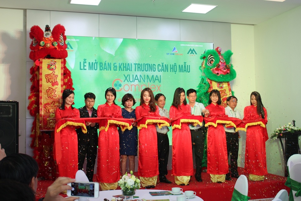 Hàng trăm khách hàng tới tham quan căn hộ mẫu Xuân Mai Complex - 1
Lễ khai trương căn hộ mẫu Xuân Mai Complex diễn ra trang trọng ngay tại phòng bán hàng dự án