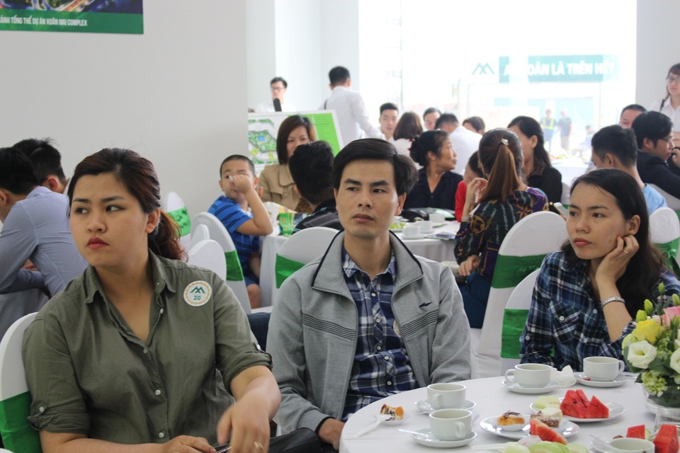 Hàng trăm khách hàng tới tham quan căn hộ mẫu Xuân Mai Complex - 2 Khách hàng chăm chú nghe tư vấn chi tiết dự án từ các đơn vị phân phối