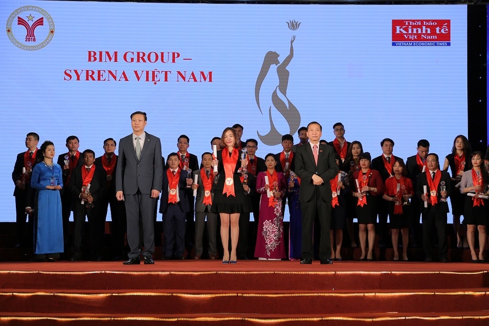 BIM Group – Syrena Việt Nam nhận giải thưởng Thương hiệu mạnh Việt Nam 2016 - 1 Đại điện của BIM Group - Syrena Việt Nam vinh dự nhận giải thưởng.