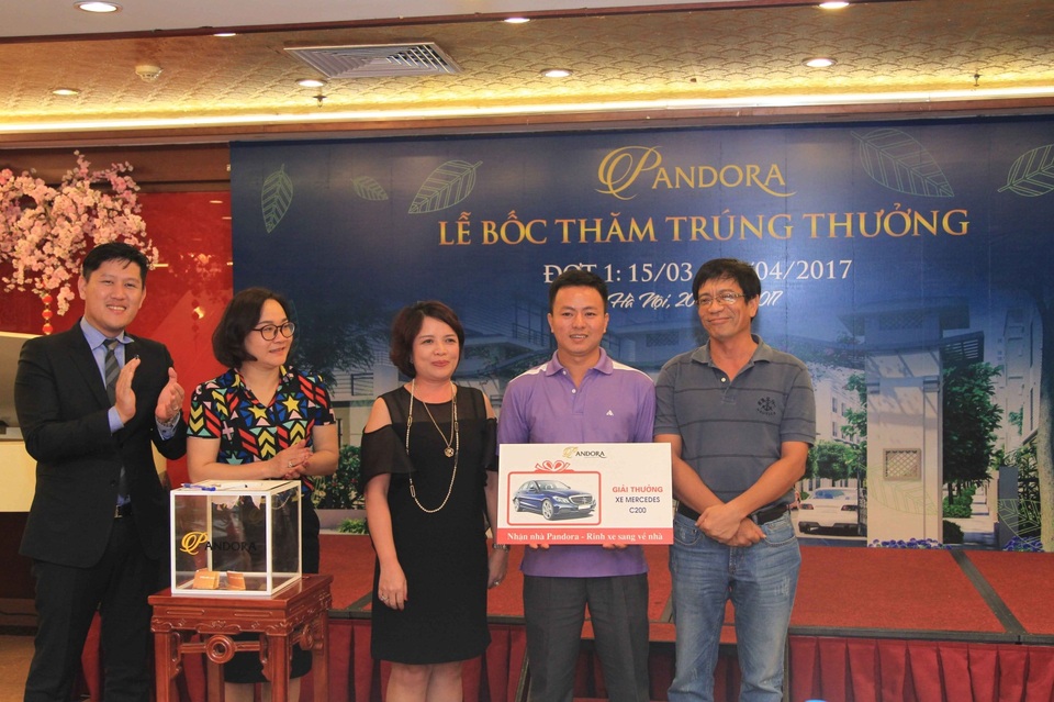 Nhận nhà Pandora, 1 trong 9 xe Mercedes đã có chủ - 2 Đại diện CĐT, ông Trần Quang Thành – Tổng Giám đốc cùng đại diện Sở Công Thương trao giải cho khách hàng may mắn trong đợt 1