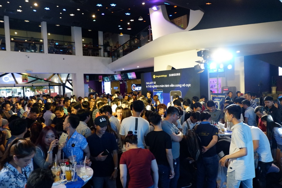 Người dùng tham gia trải nghiệm sản phẩm tại sự kiện ra mắt Samsung Galaxy S8 do Thế Giới Di Động phối hợp với Samsung tổ chức