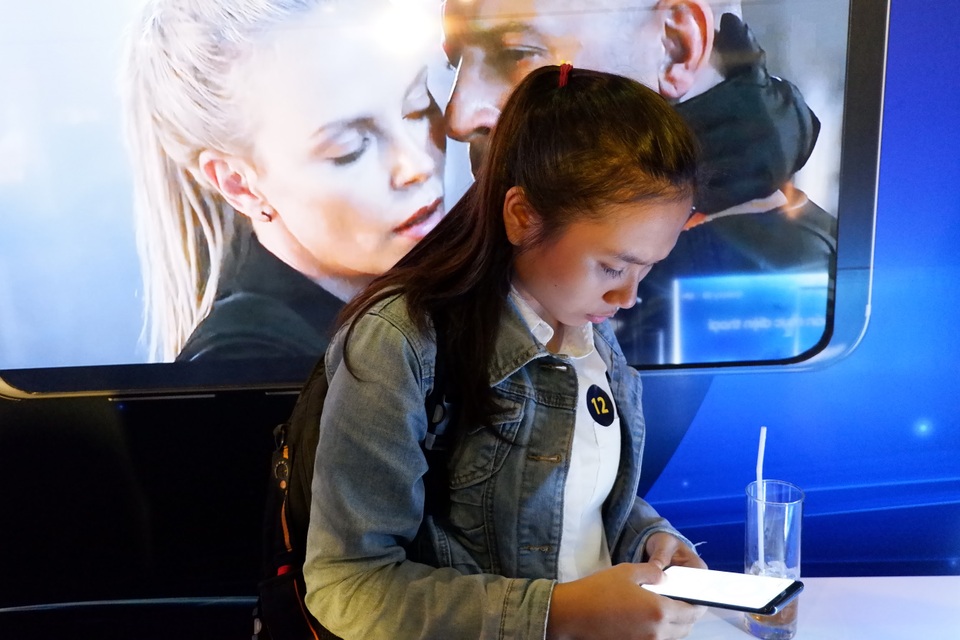 Khách hàng trải nghiệm xem Fast 8 trên màn hình vô cực S8