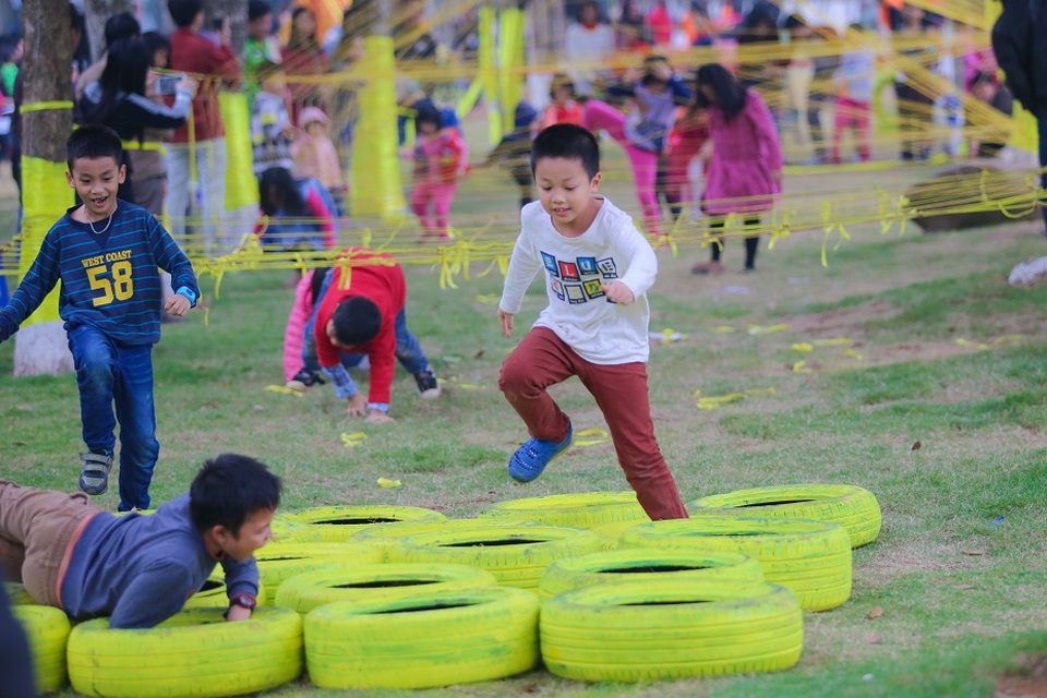 Tổ hợp trò chơi sáng tạo thiên nhiên cho bé cực hot dịp 30/4 tại Ecopark - 5 Các thử thách khéo tay còn nằm ở tổ hợp trò chơi sáng tạo với gốm, nặn bột mì, thiết kế thời trang từ giấy bìa, hay tạo hình thủ công từ vỏ chai nhựa tái chế.