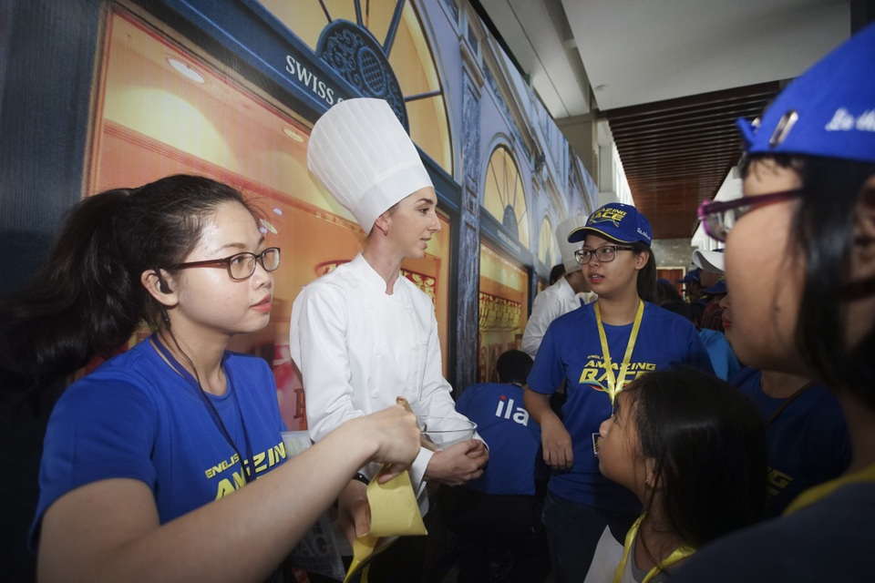 6 kỹ năng bổ ích từ chương trình “ILA English Amazing Race” - 1 Các đội phải giao tiếp được với nhau và với người nước ngoài để hoàn thành nhiệm vụ.