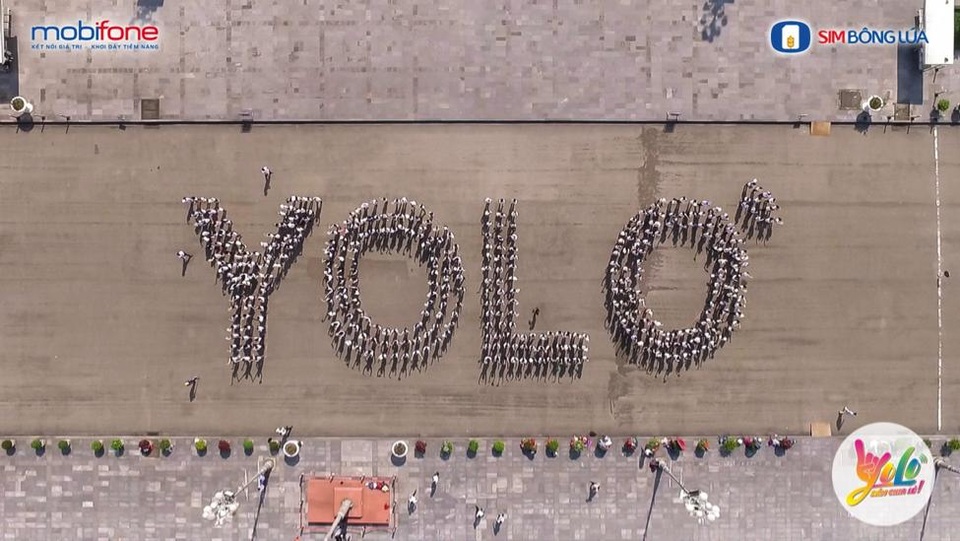 Sân chơi "YOLO - Dám chia sẻ" của MobiFone sôi sục cộng đồng trẻ - 1 Hơn 400 bạn học sinh, sinh viên xếp thành dòng chữ YOLO