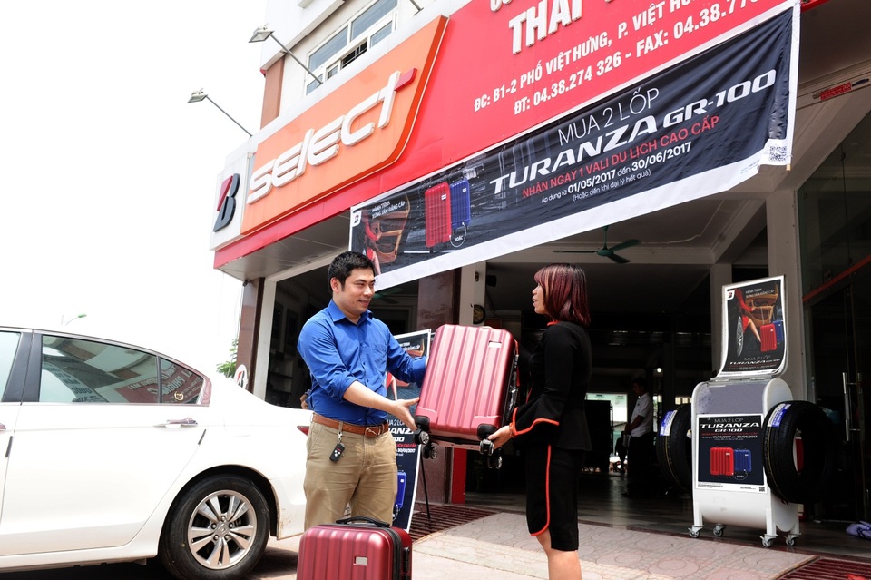 Hành trình xứng tầm đẳng cấp cùng lốp Bridgestone Turanza GR100 - 4 Khách hàng nhận vali từ đại lý khi mua hai lốp Bridgestone Turanza GR100