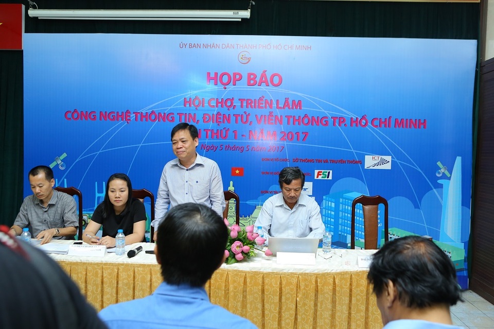 Số hóa tài liệu trong xây dựng chính phủ điện tử - 1 Ông Lê Quốc Cường phát biểu tại họp báo và có logo FSI trên backdrop