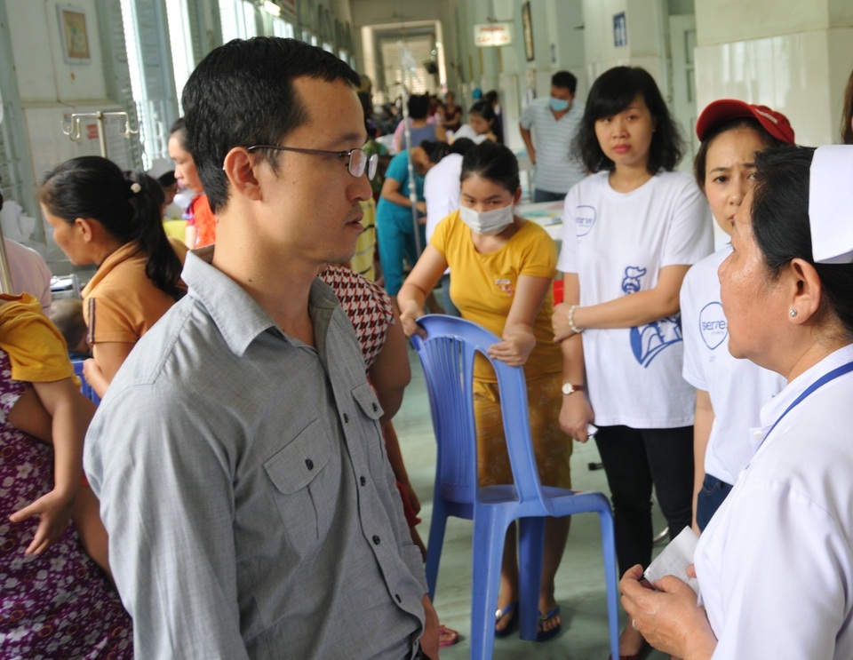 Chương trình “Liberty vì cộng đồng” kỉ niệm 6 năm - 4 Ông Đỗ Quang Thuận, Tổng giám đốc Công ty Bảo hiểm Liberty, trao đổi với bác sỹ Bệnh viện Nhi Đồng 2 TP.HCM về những trường hợp bệnh nhi gặp khó khăn.