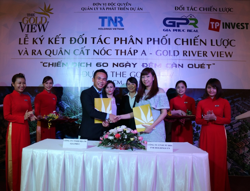 Gia Phúc Real là đối tác chiến lược phân phối The GoldView - 1
Đại diện công ty Gia Phúc Real và TNR Holdings Việt Nam ký kết hợp tác
