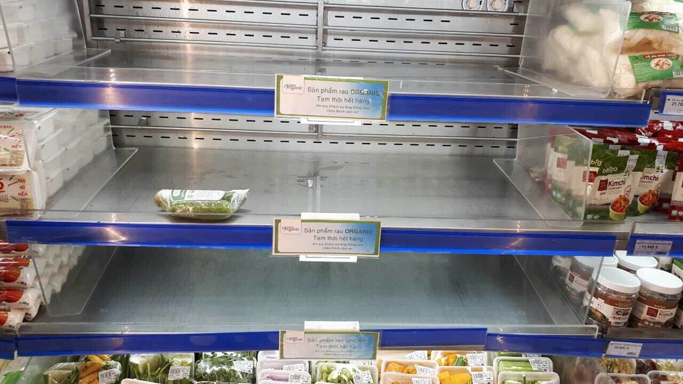 Hiện tượng sản phẩm organic “xịn” cháy hàng ở Co.opmart - 2 Quầy sản phẩm hữu cơ Co.op Organic của Co.opmart hầu như bán sạch khi chỉ mới đầu giờ chiều
