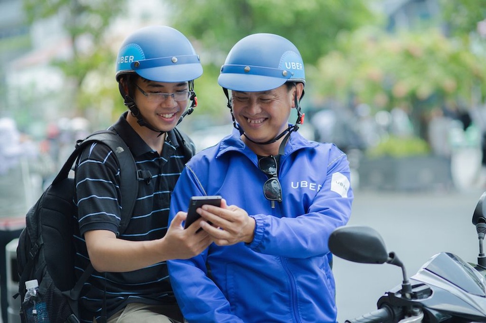 Sài Gòn nhiều thay đổi, mấy anh tài xế xe ôm uberMOTO giờ hiện đại hơn nhưng nụ cười thân thiện ấy vẫn y nguyên