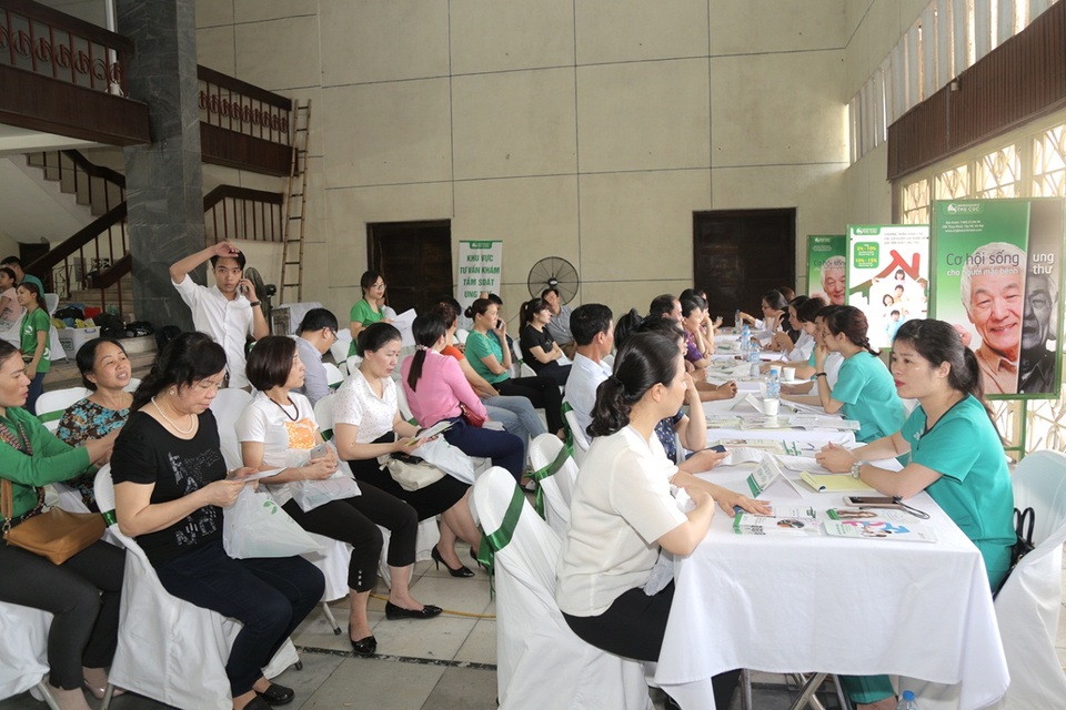 Một ngày theo đoàn bác sĩ khám tầm soát ung thư - 2 Bắt đầu hoạt động từ 8h sáng, chương trình tầm soát ung thư miễn phí cho người dân thành Vinh thu hút rất đông người tới khám với 800 suất khám được đăng kí.