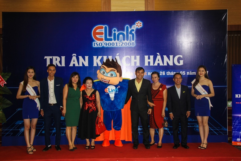 Những kỷ niệm đáng nhớ của Đèn LED Elink tại Hội Nghị Tri Ân Khách Hàng tại Đắk Lắk - 3
Khách mời được chào đón chu đáo và chụp ảnh cùng Ban Giám Đốc