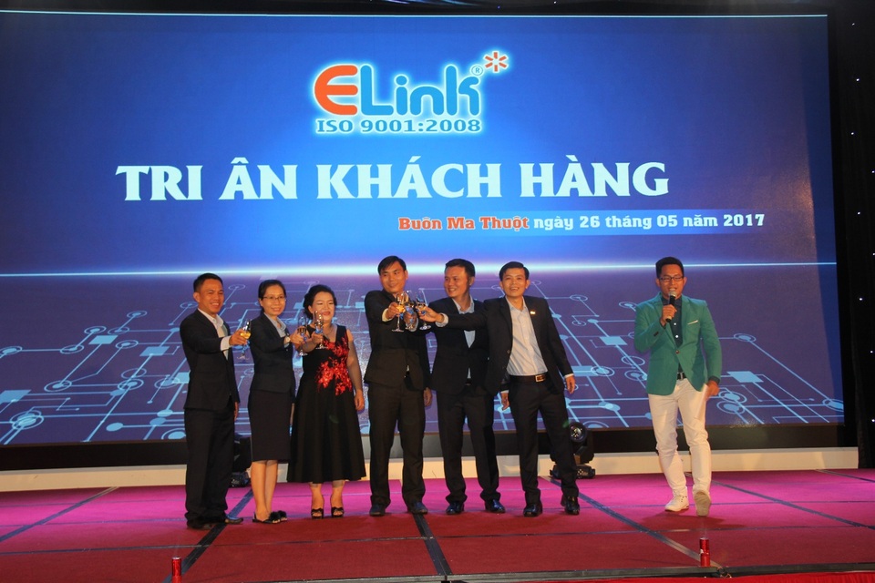 Những kỷ niệm đáng nhớ của Đèn LED Elink tại Hội Nghị Tri Ân Khách Hàng tại Đắk Lắk - 4 Ban GĐ Công Ty Elink cùng với Đại diện Nhà Phân Phối Minh Hạnh nâng ly chúc mừng cho Hội Nghị Thành Công.