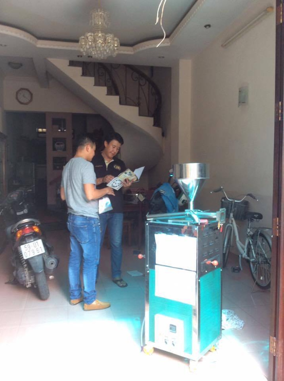 Máy rang cà phê Rio không có đại lý nào trên toàn quốc - 2 Máy rang café Rio Máy rang café Rio trống đứng mẻ 3.5kg Model Rio 3 thay đổi mẫu mới từ năm 2012 (Giao máy rang café Rio 3 cho một khách hàng tại Quận 10 – tp.HCM)