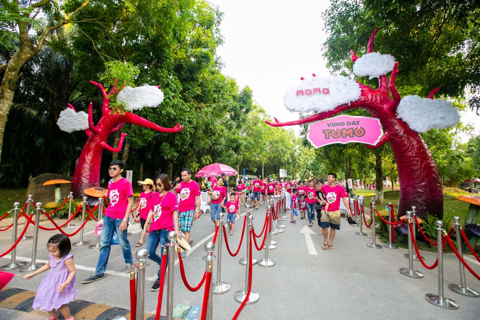 Vùng Đất Tò Mò - Sân chơi đẳng cấp cho trẻ được tạo lập bởi người Việt Nam - 2 Các cư dân đổ về Vùng Đất Tò Mò ngày 28/5. Ước tính có hơn 6.000 người tham dự trong hai ca sáng – chiều.