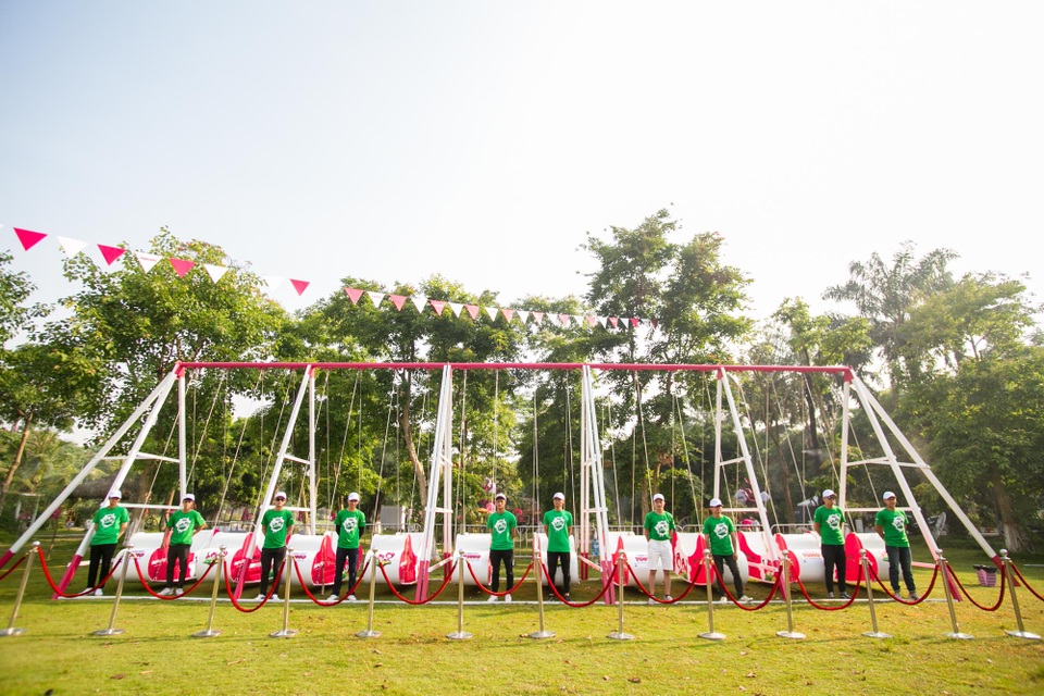 Vùng Đất Tò Mò - Sân chơi đẳng cấp cho trẻ được tạo lập bởi người Việt Nam - 5 Hệ thống xích đu cơ học khổng lồ cao bằng 5 tòa nhà 2 tầng hoàn toàn được vận hành bằng tay với những hỗ trợ viên túc trực thường xuyên.
