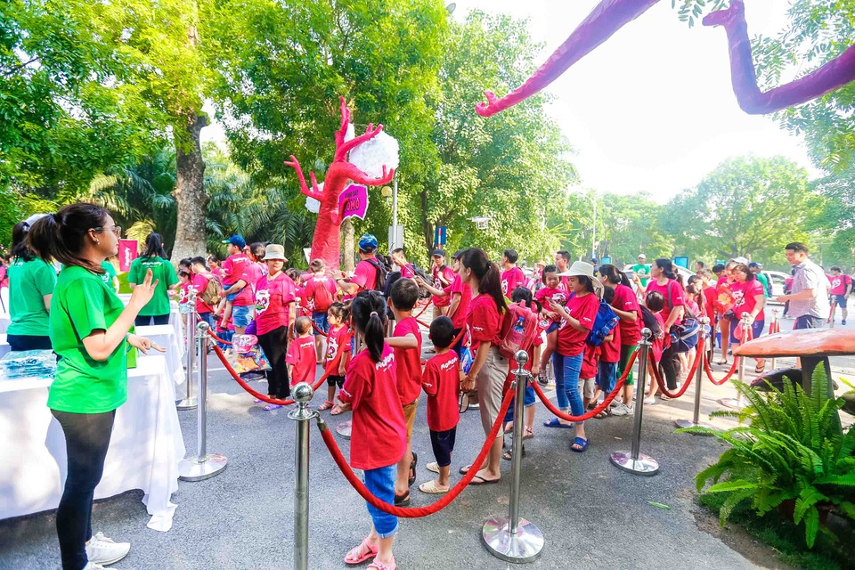 Vùng Đất Tò Mò - Sân chơi đẳng cấp cho trẻ được tạo lập bởi người Việt Nam - 6 Phụ huynh và con nhỏ xếp hàng ngay ngắn tại Vùng Đất Tò Mò.