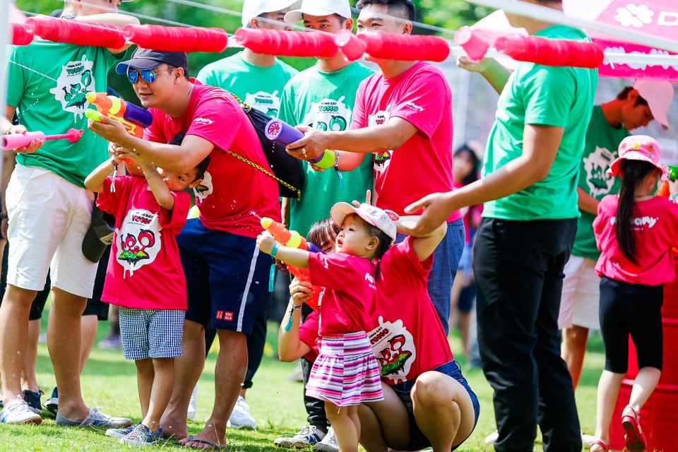 Vùng Đất Tò Mò - Sân chơi đẳng cấp cho trẻ được tạo lập bởi người Việt Nam - 7 Các bố mẹ đang giúp đỡ con mình trong trò chơi Bắn Cốc.