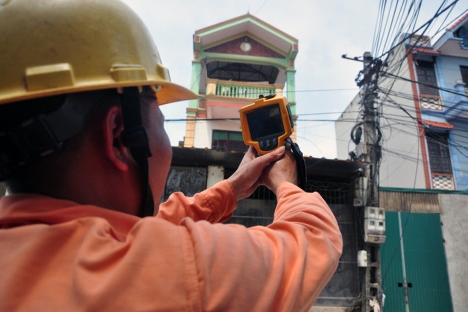 Lưu ý sử dụng điện trong những ngày nắng nóng đầu tháng 6 - 2 Tăng cường công tác kiểm tra điểm tiếp xúc, thiết bị điện bằng camera chụp ảnh nhiệt