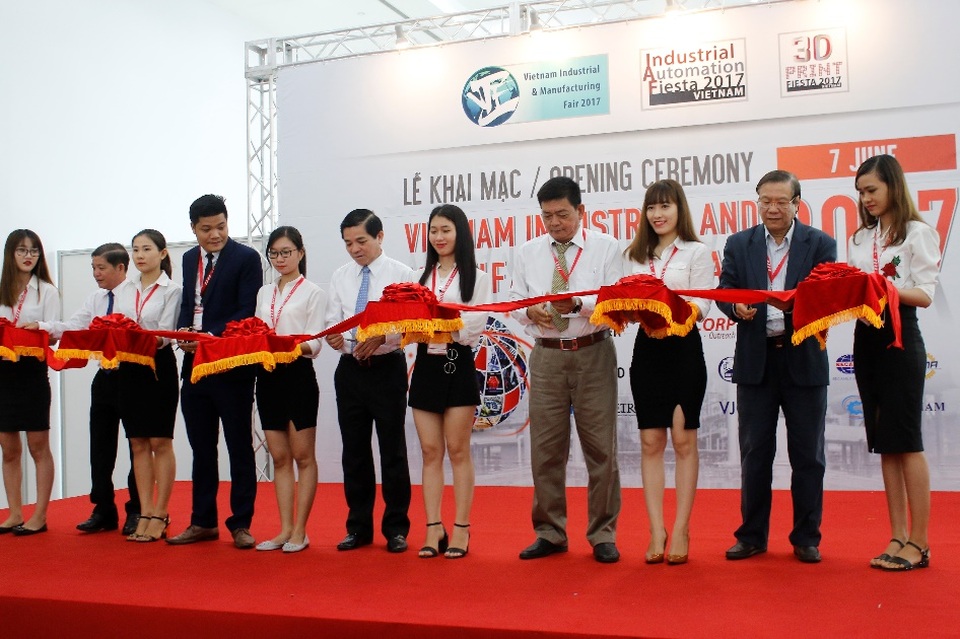 Choáng ngợp trước dàn thiết bị công nghệ hàng đầu tại VIMF 2017 - 1 Ông Trần Thanh Liêm – Phó chủ tịch tỉnh Bình Dương cùng các lãnh đạo các doanh nghiệp cắt băng khai mạc VIMF 2017.