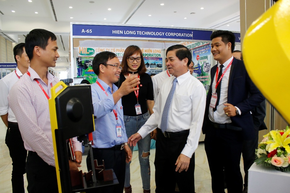 Choáng ngợp trước dàn thiết bị công nghệ hàng đầu tại VIMF 2017 - 2 Ông Trần Thanh Liêm – Phó chủ tịch tỉnh Bình Dương gặp gỡ , trao đổi với lãnh đạo Weldcom – gian hàng quy mô lớn nhất tại triển lãm.