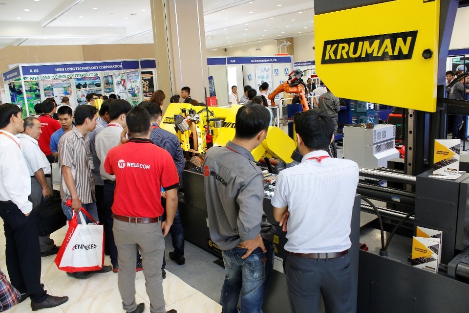 Choáng ngợp trước dàn thiết bị công nghệ hàng đầu tại VIMF 2017 - 3 Triển lãm đón tiếp hàng nghìn lượt khách hàng tham quan ngay từ ngày đầu khai mạc.