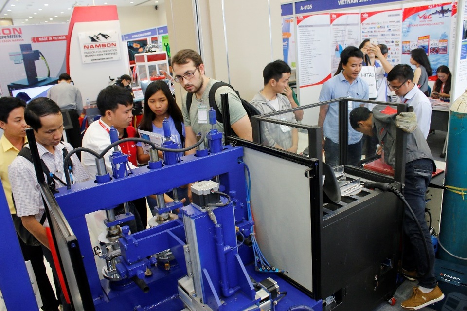 Choáng ngợp trước dàn thiết bị công nghệ hàng đầu tại VIMF 2017 - 4 Những thiết bị ứng dụng tự động hóa thu hút sự quan tâm của khách hàng trong và ngoài nước.