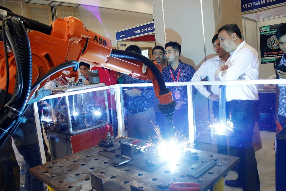 Choáng ngợp trước dàn thiết bị công nghệ hàng đầu tại VIMF 2017 - 5 Khách hàng say mê quan sát Robot hàn đến từ doanh nghiệp Weldcom.