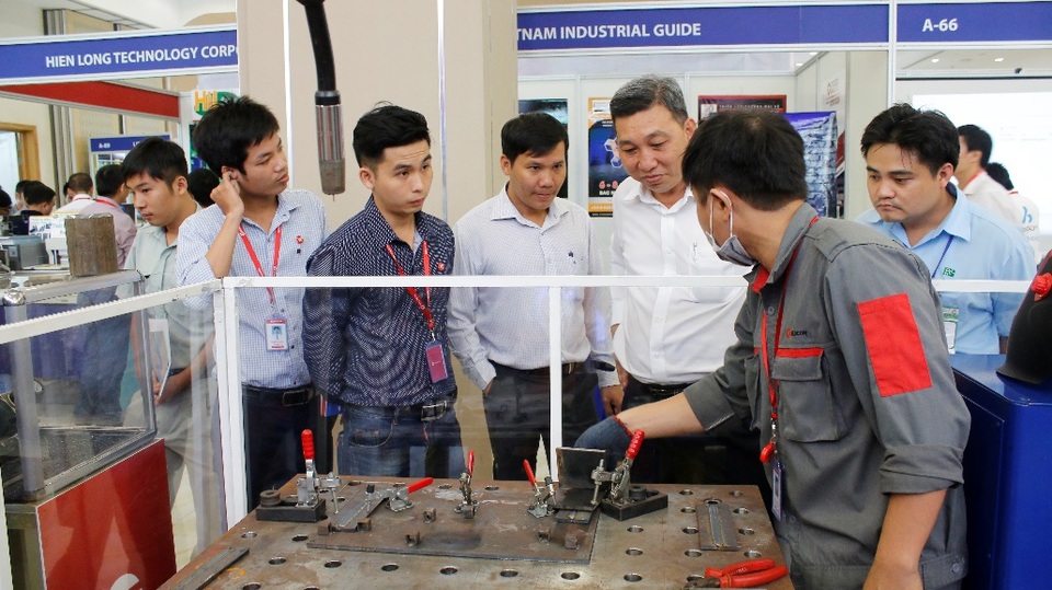 Choáng ngợp trước dàn thiết bị công nghệ hàng đầu tại VIMF 2017 - 6 Chuyên viên kỹ thuật từ doanh nghiệp Weldcom trao đổi với khách hàng về những tính năng ưu việt của các thiết bị ứng dụng tự động hóa