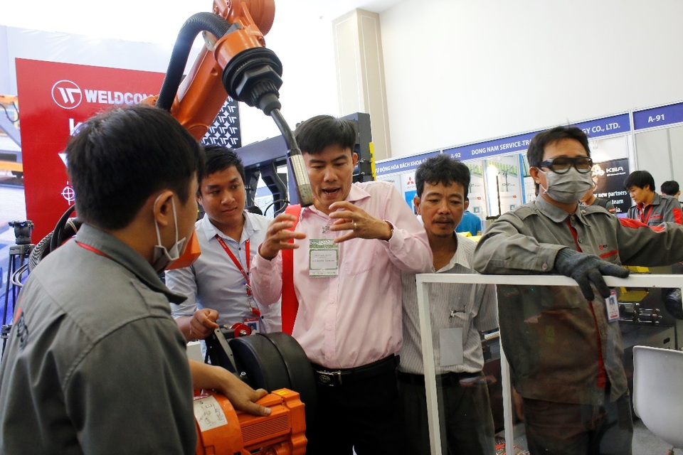 Choáng ngợp trước dàn thiết bị công nghệ hàng đầu tại VIMF 2017 - 7 Khách hàng hào hứng chia sẻ những kinh nghiệm về ngành với đội ngũ kỹ thuật.