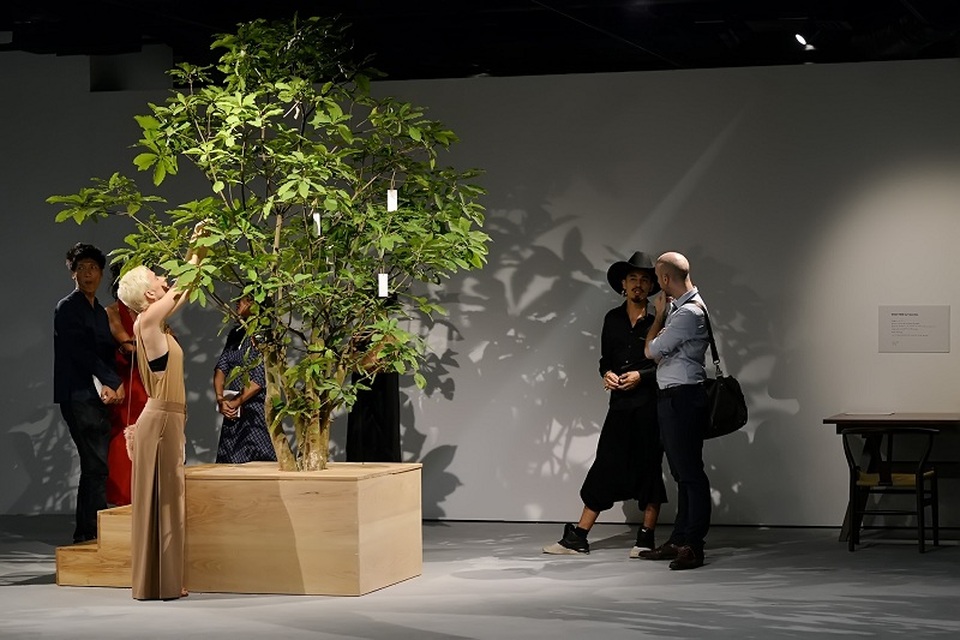 Ra mắt trung tâm nghệ thuật đương đại VCCA - 3 Tác phẩm “Cây ước nguyện” – Wishing tree của Yoko Ono được đặt ngay lối vào triển lãm. Khách tham quan có thể tương tác trực tiếp bằng cách viết những lời ước nguyện rồi treo lên cây.