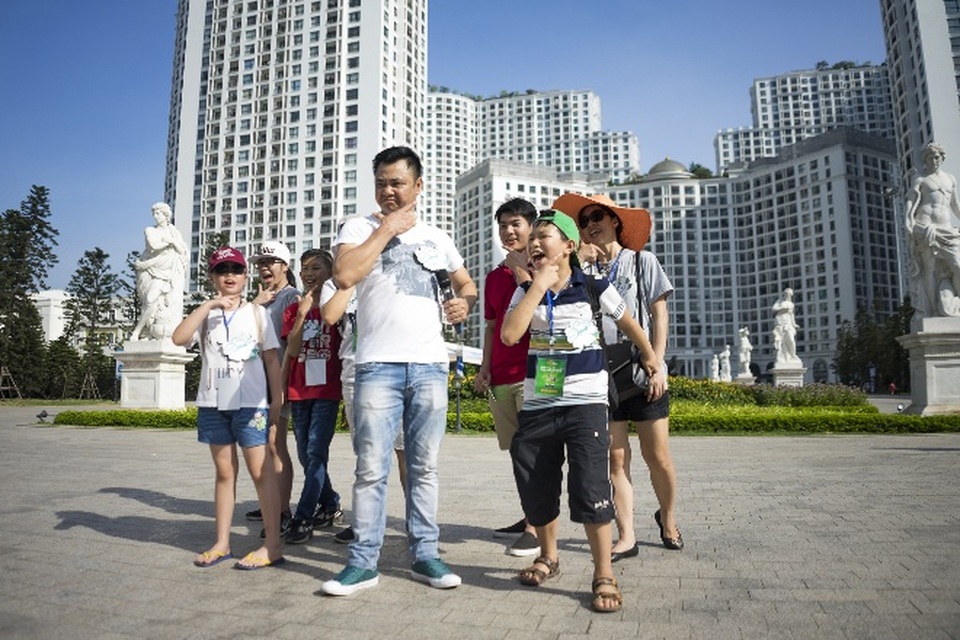 Vân “Sống chung với mẹ chồng” đi xem trồng rau sạch với Tự Long - 2 Vân “Sống chung với mẹ chồng” đi xem trồng rau sạch với Tự Long - 2