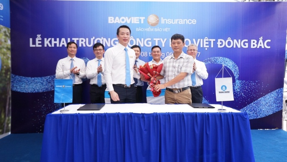 Bảo hiểm Bảo Việt tiếp tục vươn xa trên đất mỏ Quảng Ninh - 3 Đại diện công ty Bảo Việt Đông Bắc và đại diện công ty CP Đầu tư & Dịch vụ Vận tải Trung Nghĩa ký kết hợp tác