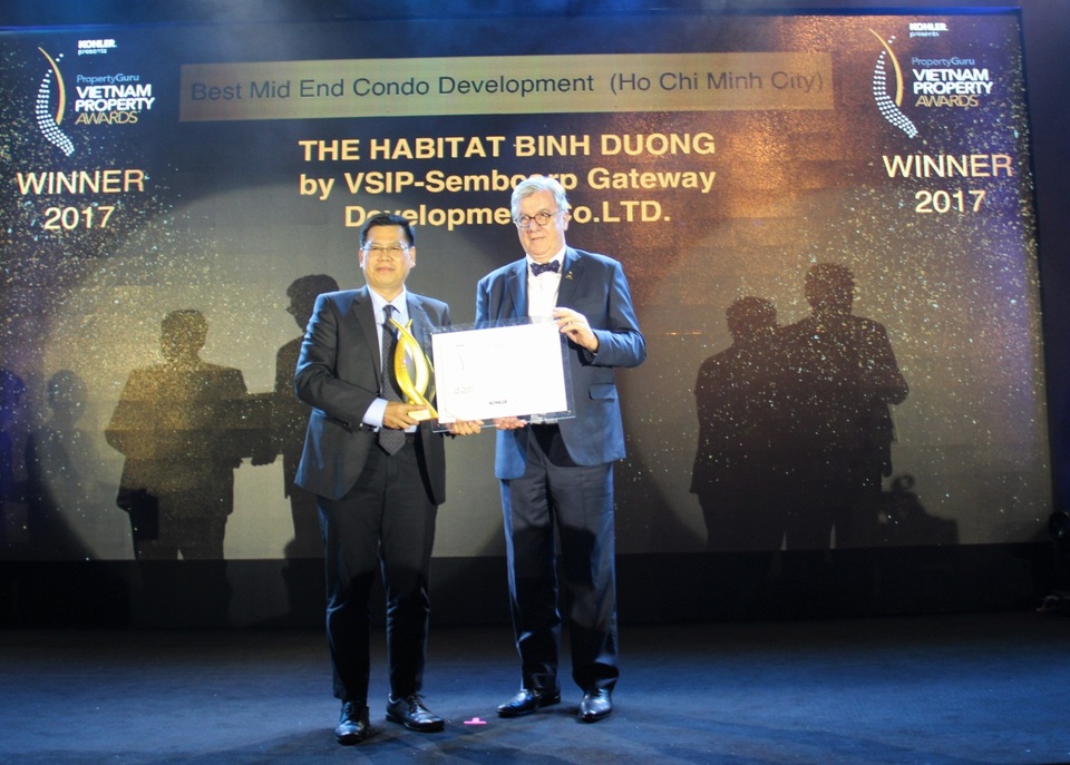 The Habitat Bình Dương đạt giải “Căn hộ hạng trung tốt nhất” 2017 - 1 Đại diện The Habitat (trái) nhận giải thưởng từ ban tổ chức VPA 2017
