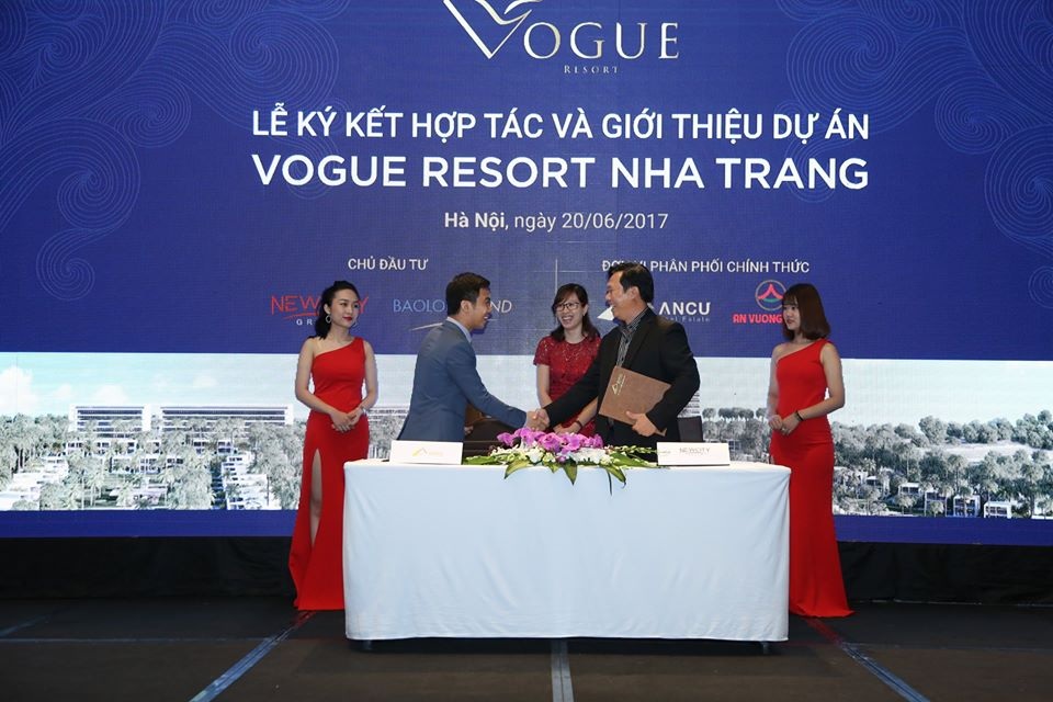 An cư chính thức phân phối dự án Vogue Resort - 1 Ông Nguyễn Xuân Triển (bên trái) - Giám đốc Công ty Cổ phần Dịch vụ BĐS An Cư và Ông Hồ Xuân Bình (bên phải) - Tổng Giám đốc Newcity Group ký kết văn bản hợp tác.