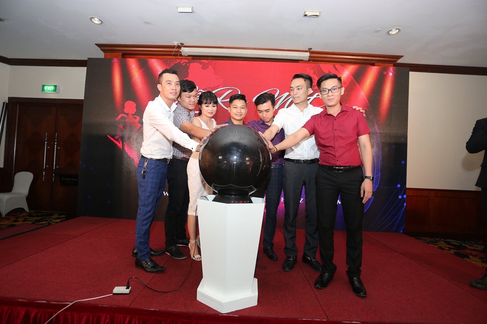 Smartshare - Kết nối cộng đồng kinh doanh và mua sắm trực tuyến - 4 Thành viên của ban Giám đốc công ty Cổ phần Sáng tạo Chia sẻ Thông Minh cùng bấm nút khai trương mạng xã hội thương mại điện tử Smartshare.