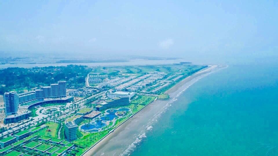 Danko Group giới thiệu tổ hợp condotel đẳng cấp mới: FLC Grand Hotel Sầm Sơn - 2 FLC Sầm Sơn tọa lạc tại vị trí “quý hiếm” và đắc địa, nơi dòng sông Mã hòa mình vào biển Đông