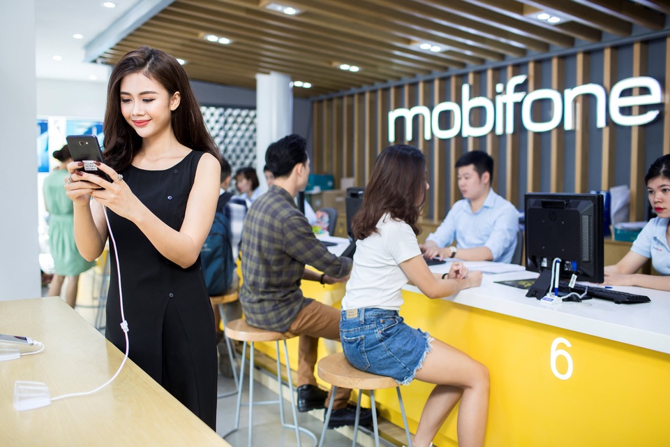 Không ít khách hàng bất ngờ với giá bán rẻ hơn môt nửa so với thị trường của Samsung J7 tại cửa hàng MobiFone