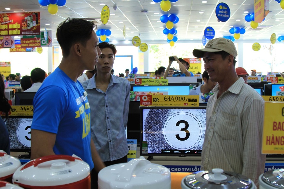 Nhân viên siêu thị Điện máy Xanh Phú Quốc nhiệt tình tư vấn cho khách hàng