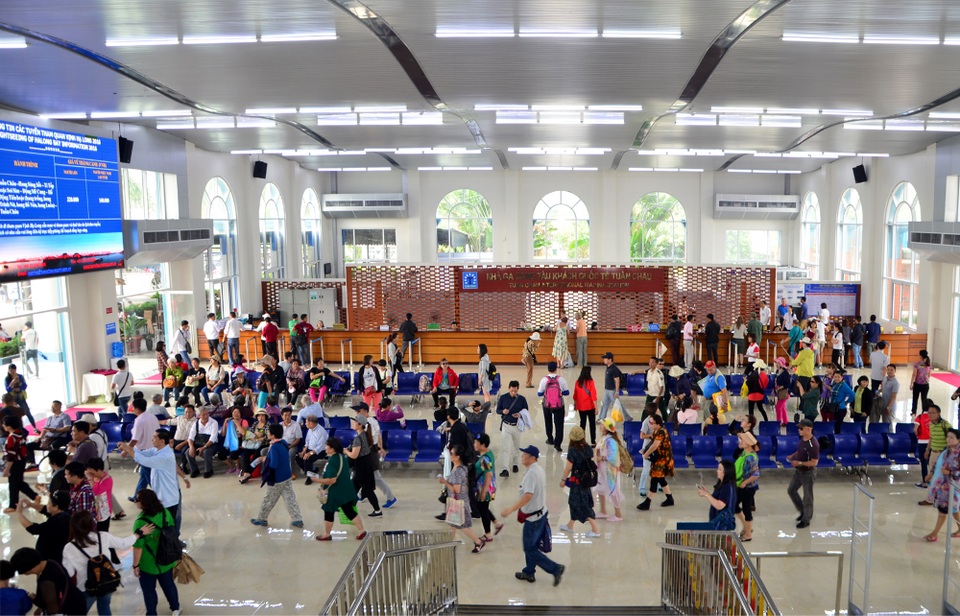 Tuần Châu Marina dự án duy nhất sở hữu cảng biển du lịch Quốc tế - 2 Nhà ga tại Cảng Tàu Quốc tế Tuần Châu luôn nhộn nhịp đón khách đi thăm quan Vịnh Hạ Long